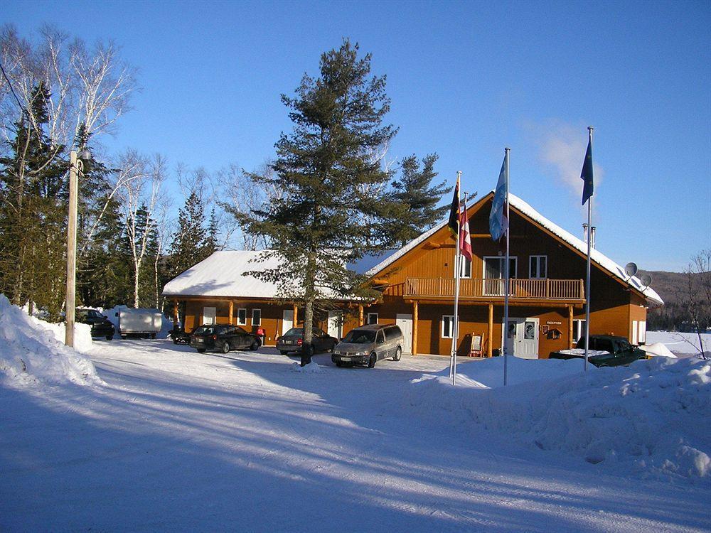 Motel Ours Bleu Lac-Saguay Exteriér fotografie