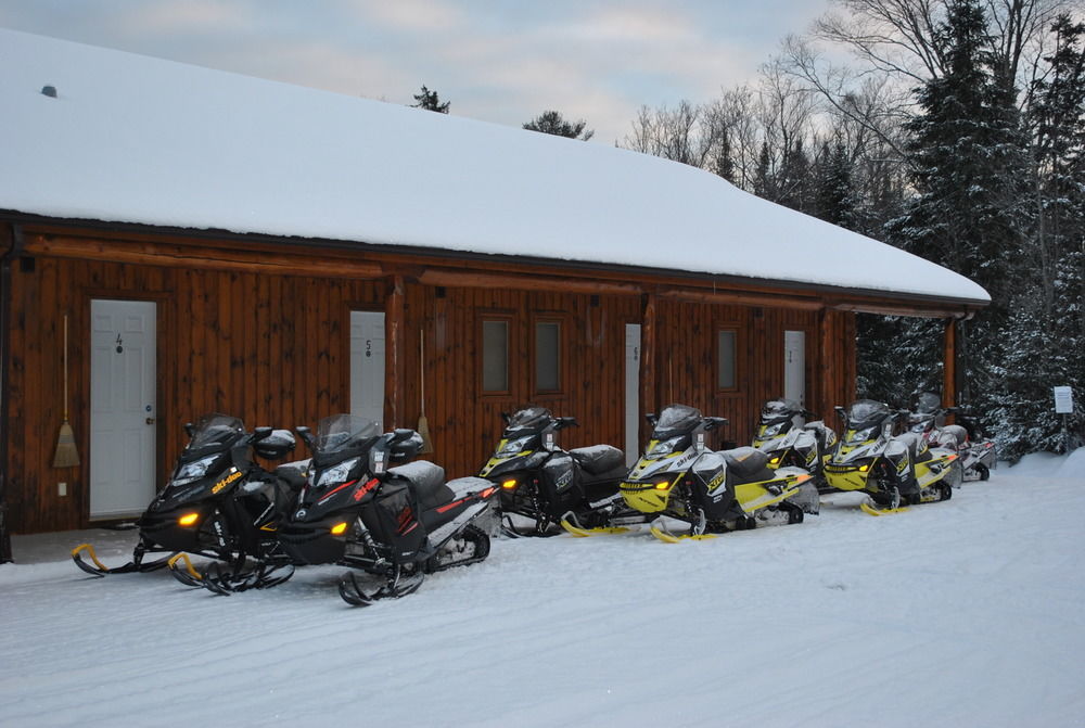 Motel Ours Bleu Lac-Saguay Exteriér fotografie