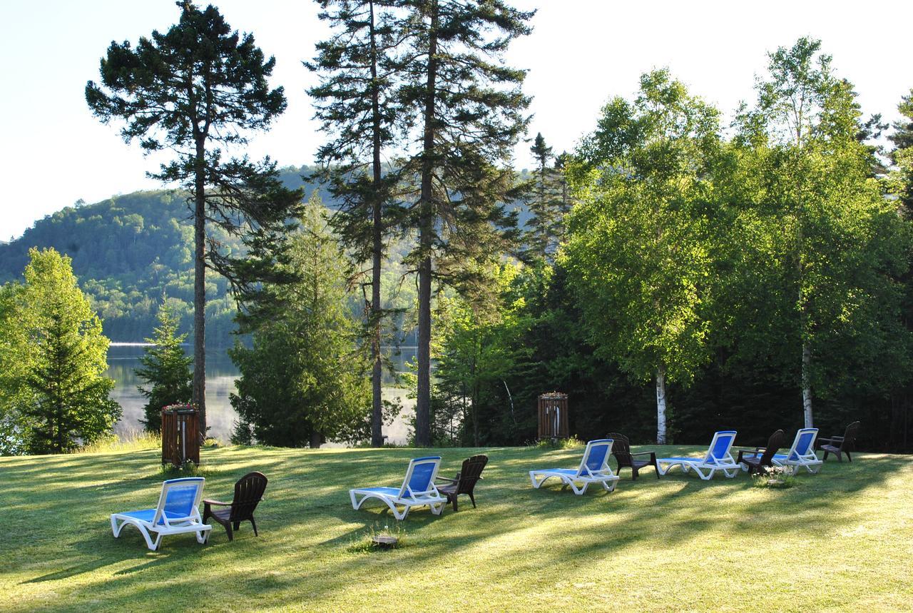 Motel Ours Bleu Lac-Saguay Exteriér fotografie