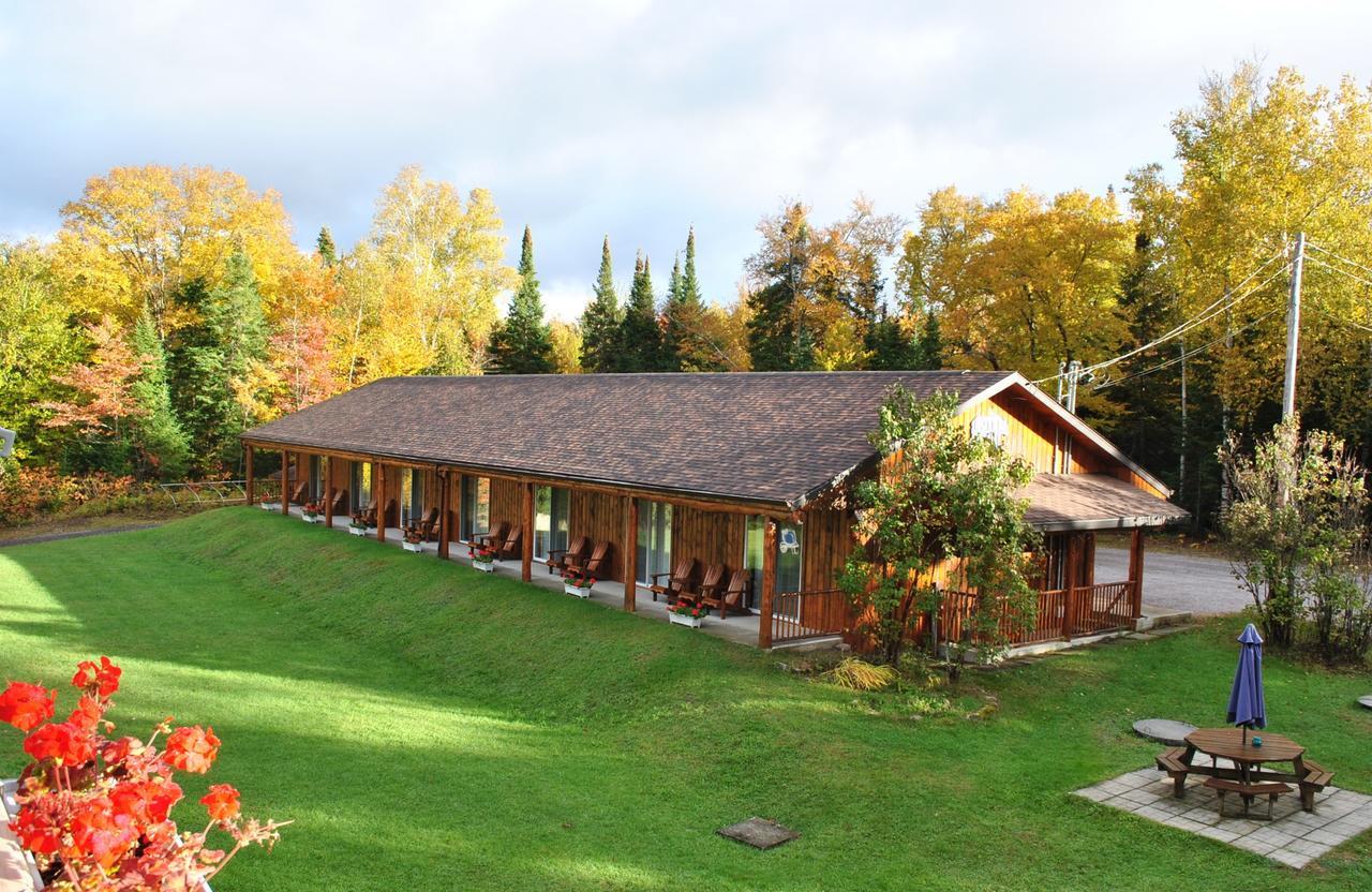 Motel Ours Bleu Lac-Saguay Exteriér fotografie