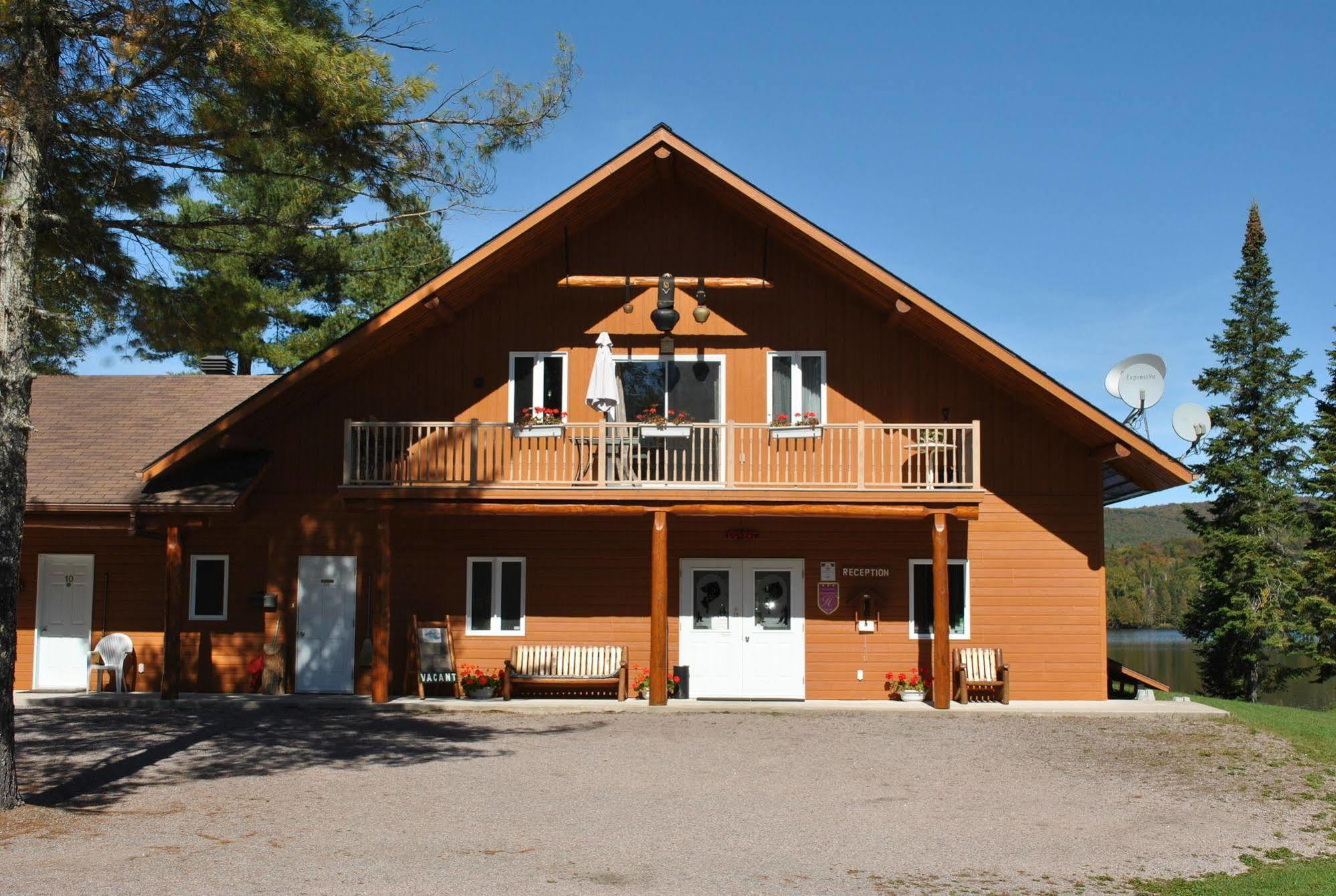 Motel Ours Bleu Lac-Saguay Exteriér fotografie