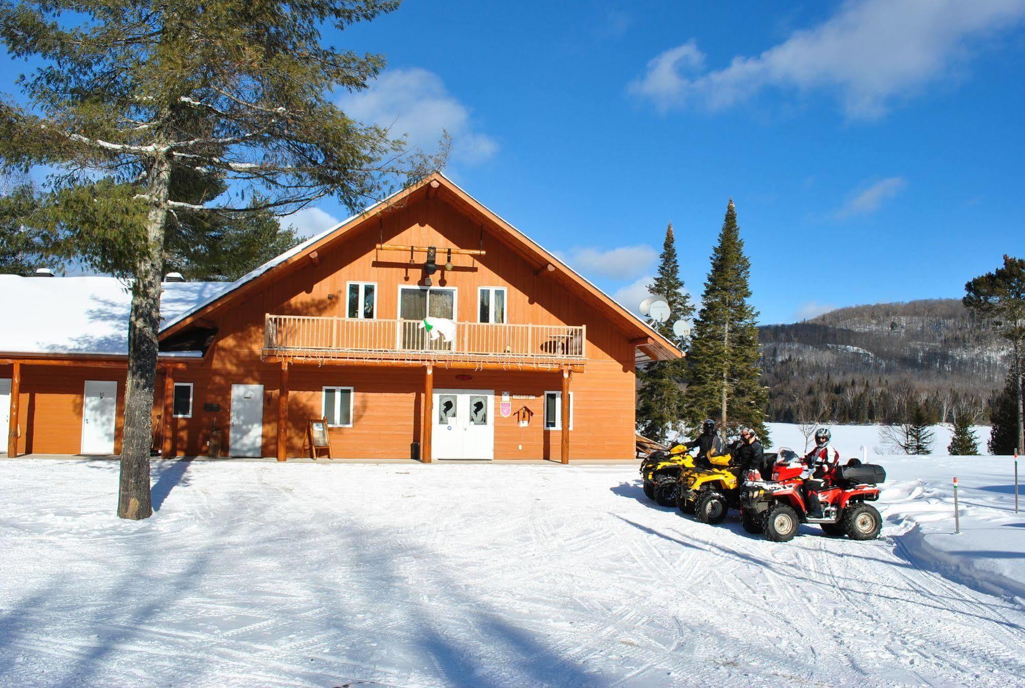 Motel Ours Bleu Lac-Saguay Exteriér fotografie