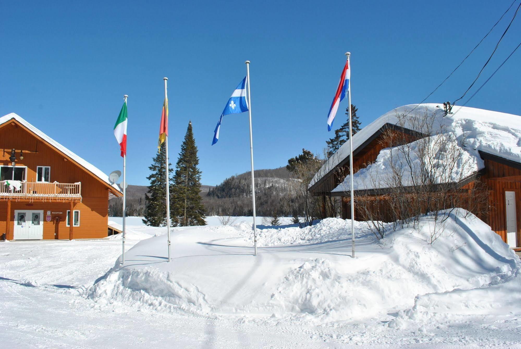 Motel Ours Bleu Lac-Saguay Exteriér fotografie