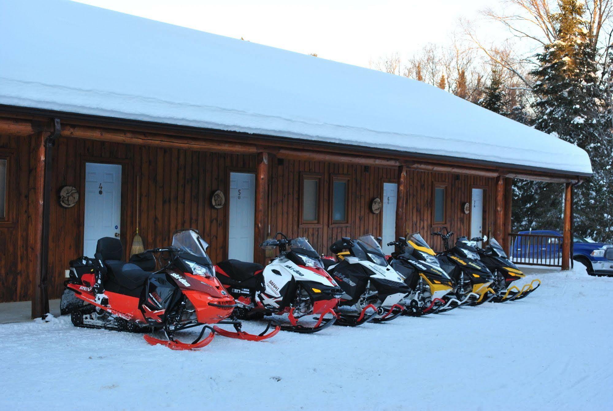 Motel Ours Bleu Lac-Saguay Exteriér fotografie