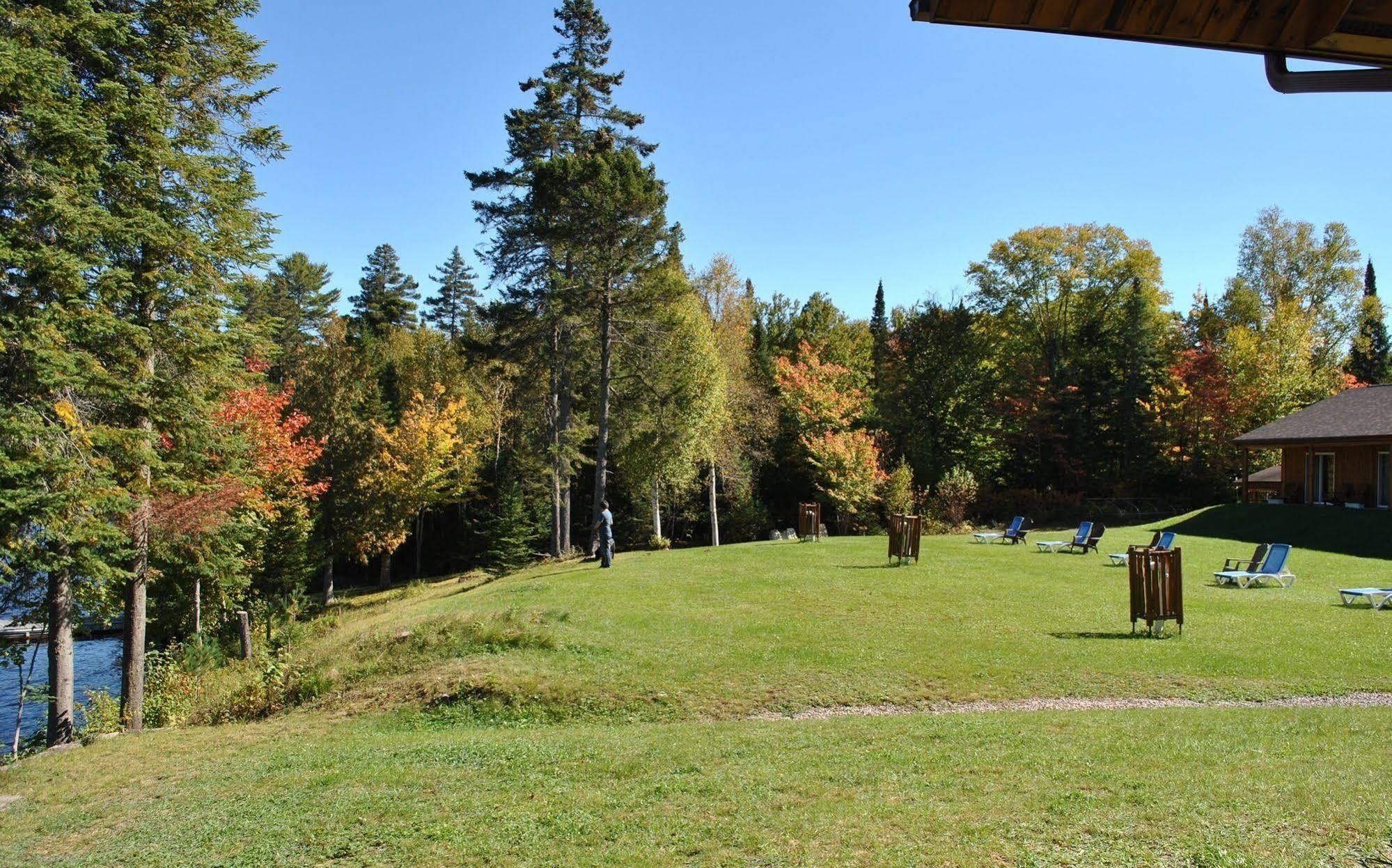 Motel Ours Bleu Lac-Saguay Exteriér fotografie