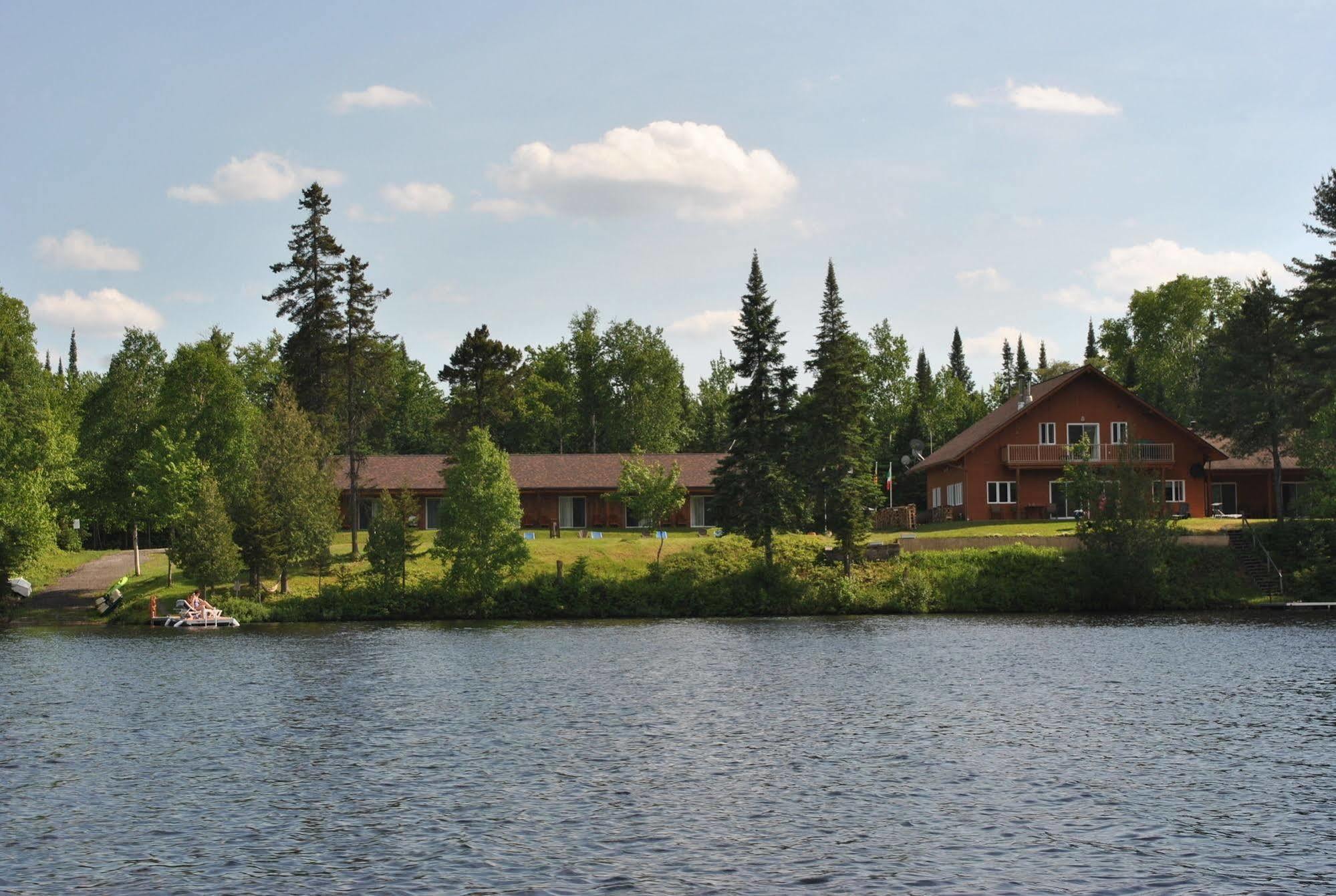 Motel Ours Bleu Lac-Saguay Exteriér fotografie