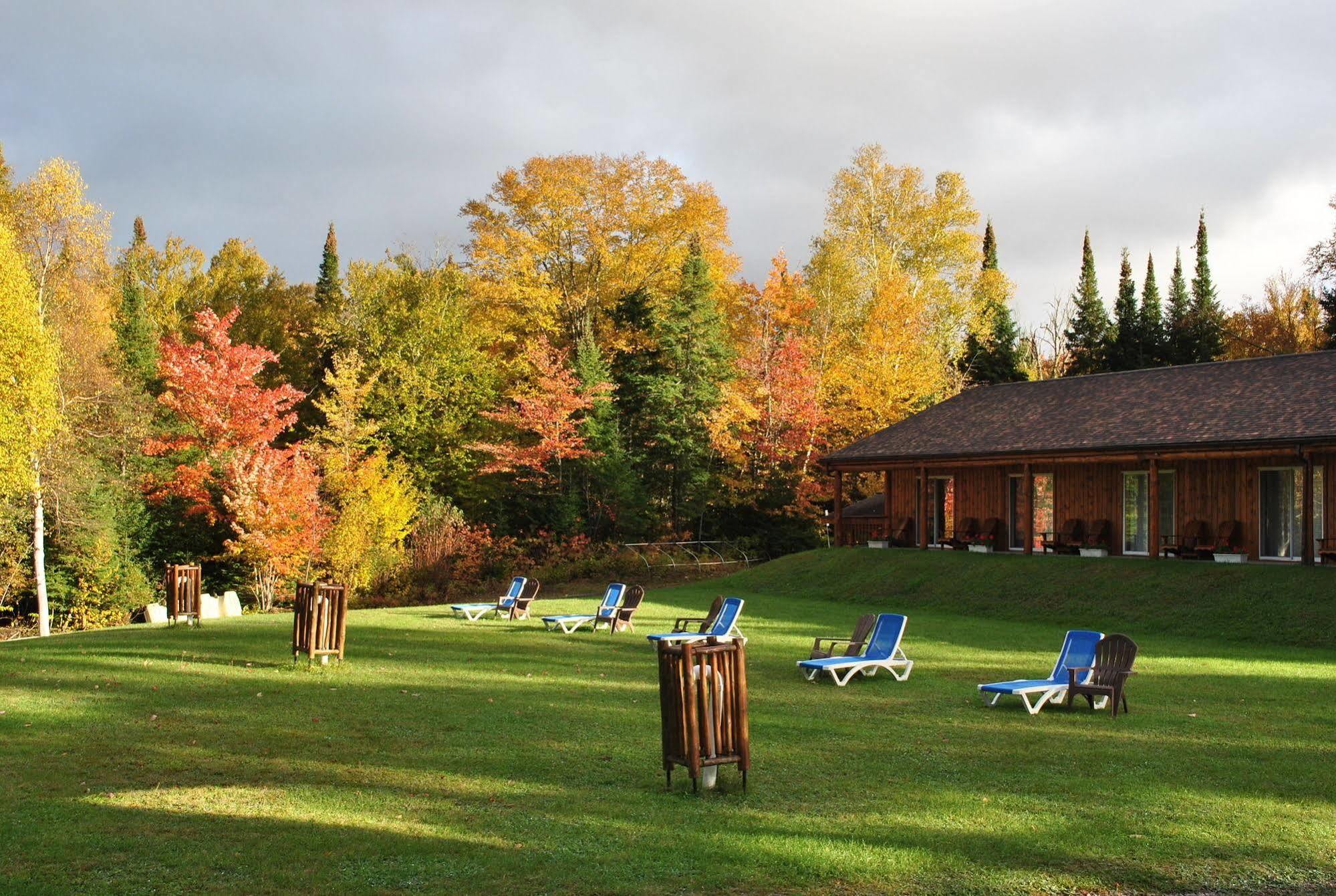 Motel Ours Bleu Lac-Saguay Exteriér fotografie