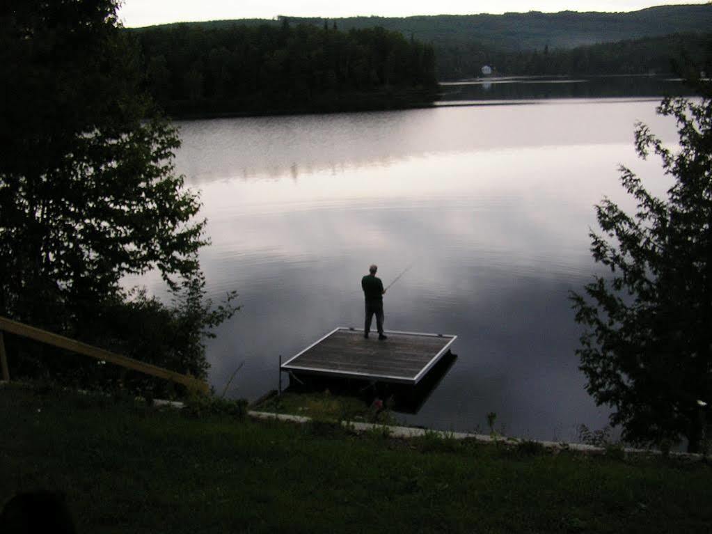 Motel Ours Bleu Lac-Saguay Exteriér fotografie