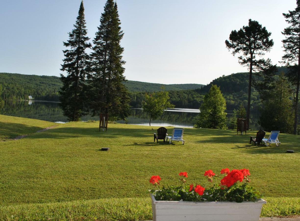 Motel Ours Bleu Lac-Saguay Exteriér fotografie