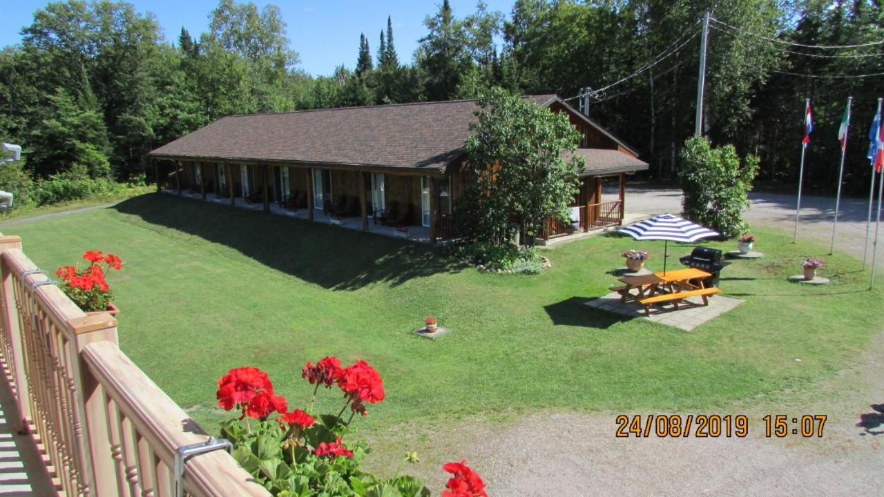 Motel Ours Bleu Lac-Saguay Exteriér fotografie